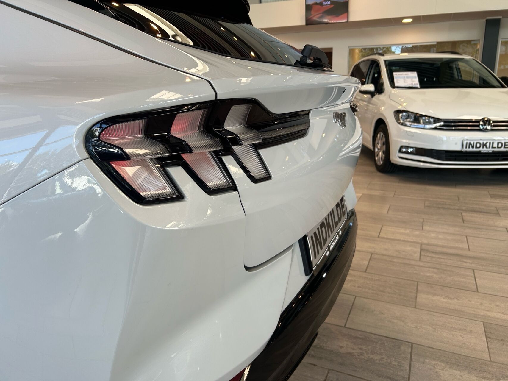 Hvid Ford Mustang Mach-E fra 2024