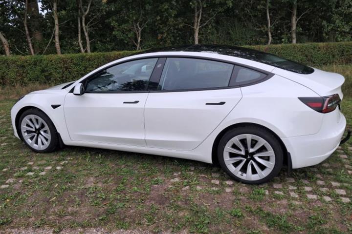Hvid Tesla Model 3 fra 2021