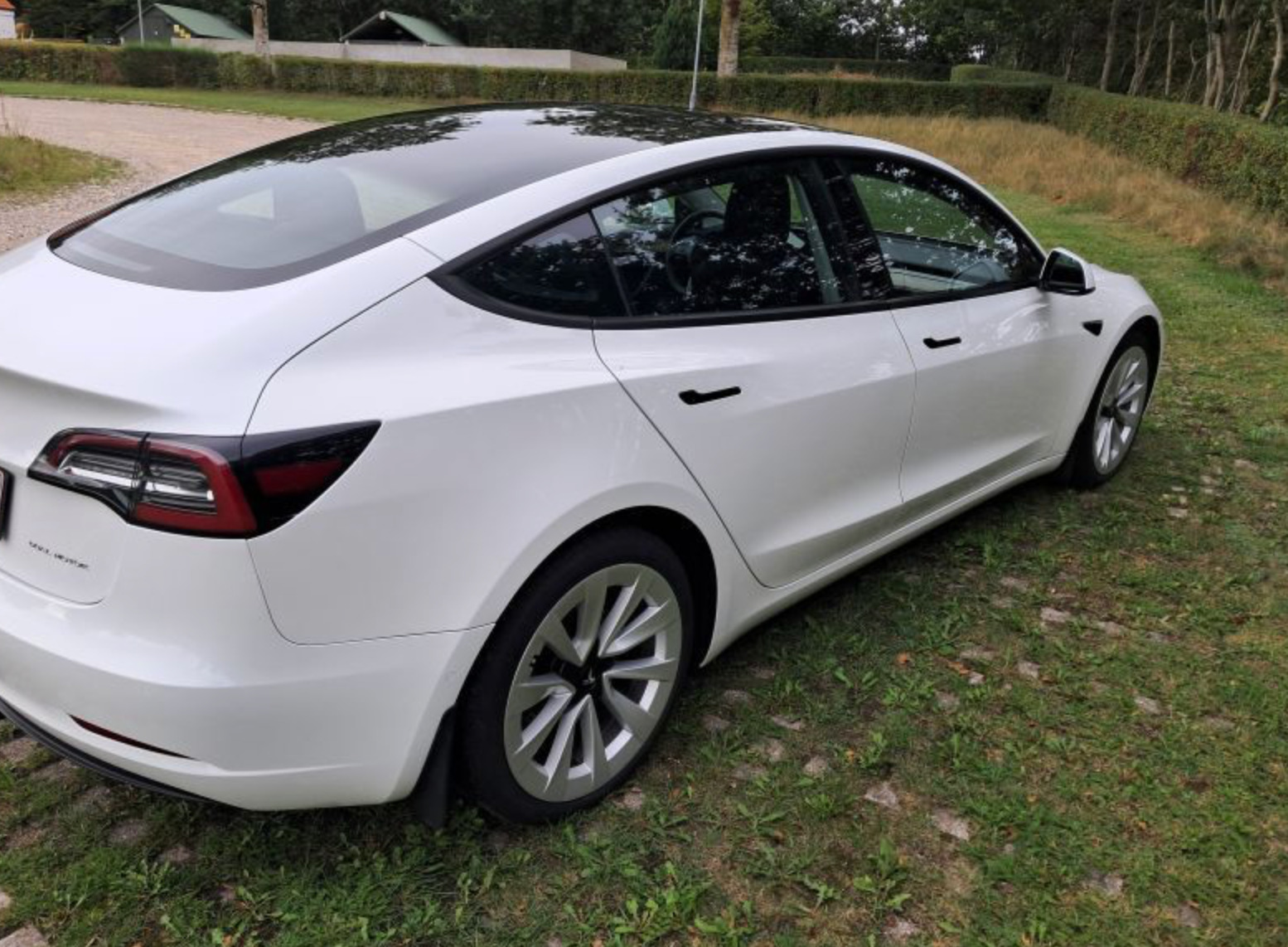 Hvid Tesla Model 3 fra 2021