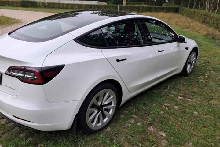Hvid Tesla Model 3 fra 2021