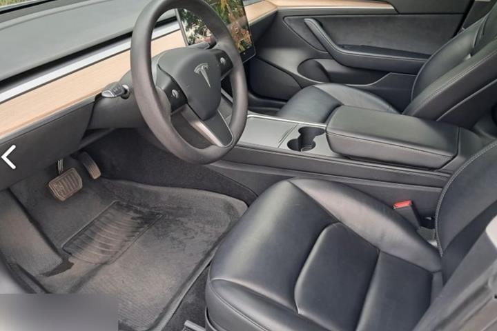 Hvid Tesla Model 3 fra 2021