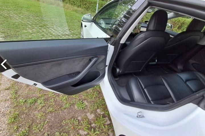 Hvid Tesla Model 3 fra 2021