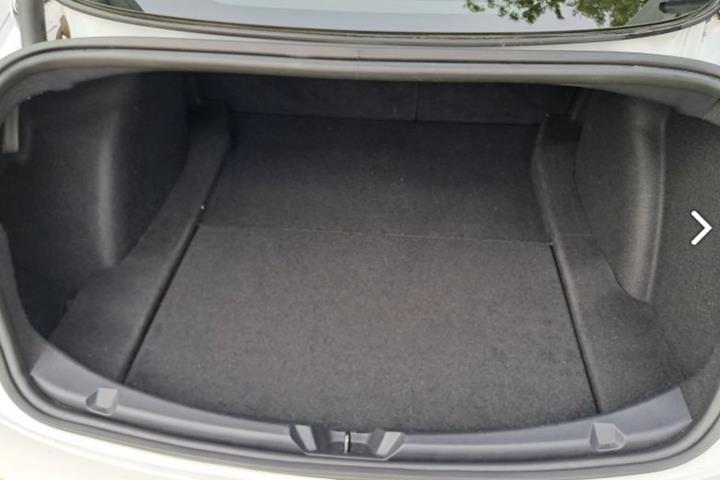 Hvid Tesla Model 3 fra 2021