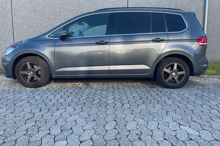 Grå VW Touran fra 2018