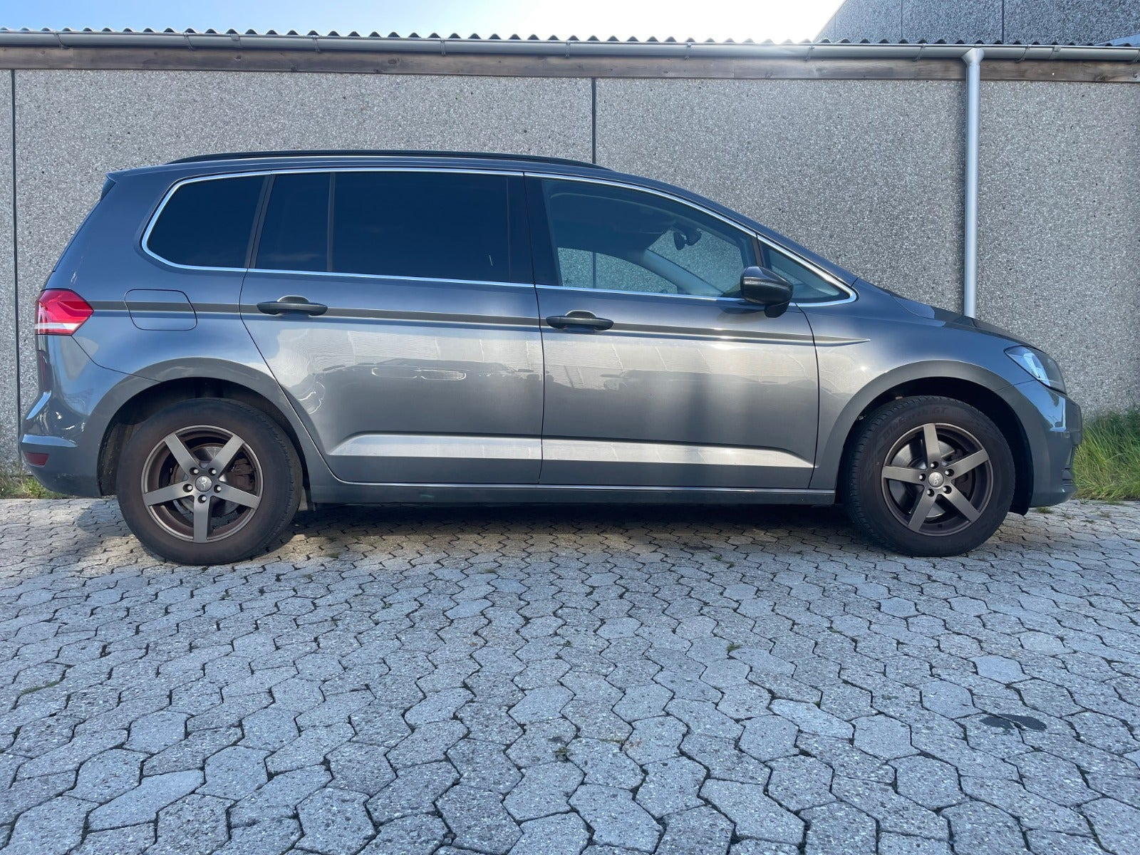 Grå VW Touran fra 2018