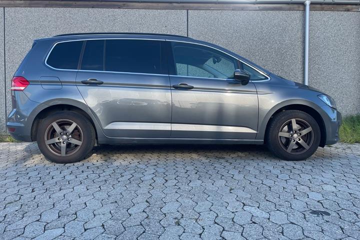 Grå VW Touran fra 2018