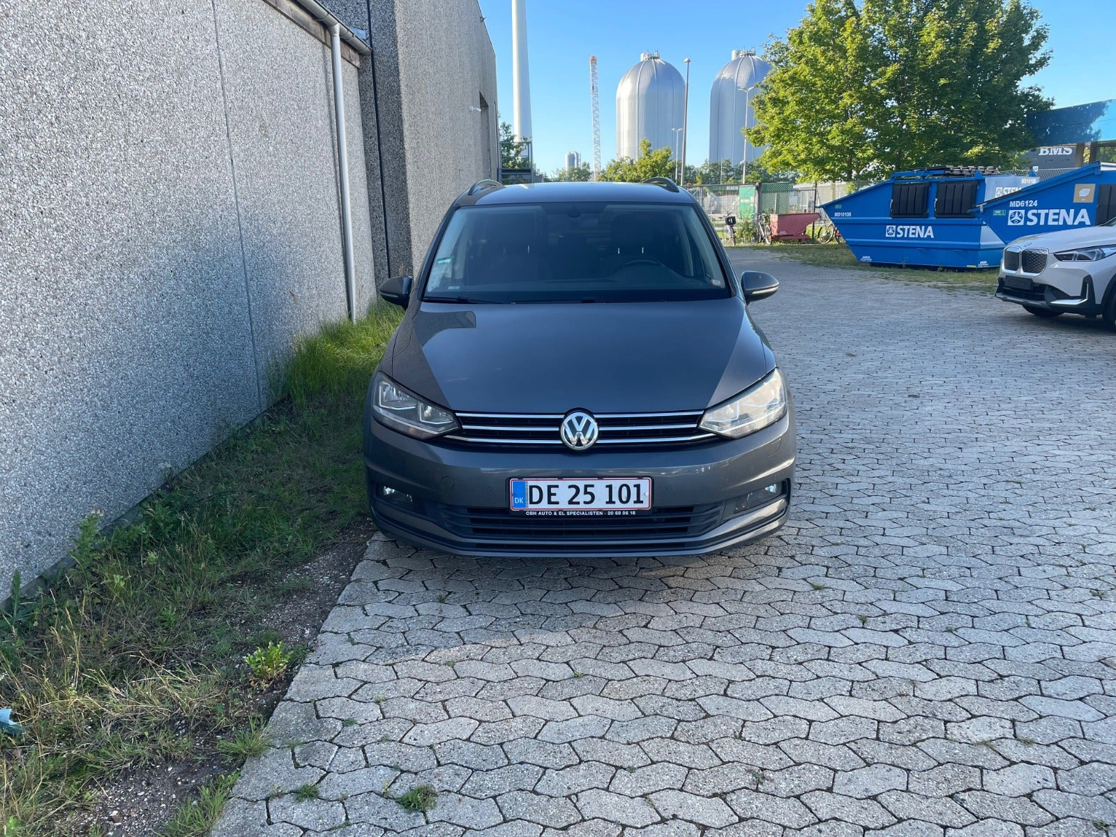Grå VW Touran fra 2018