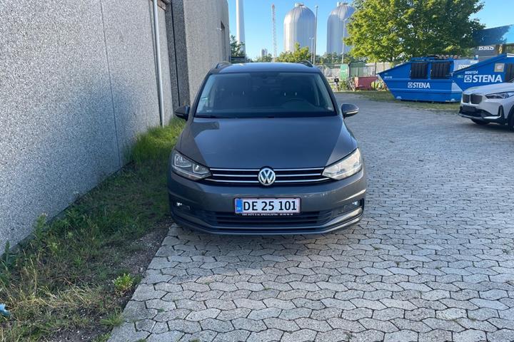 Grå VW Touran fra 2018