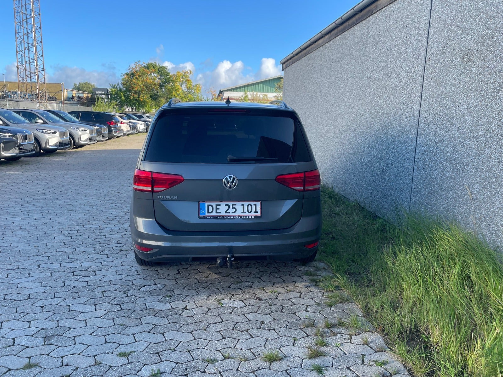 Grå VW Touran fra 2018