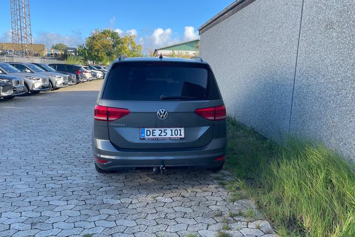 Grå VW Touran fra 2018