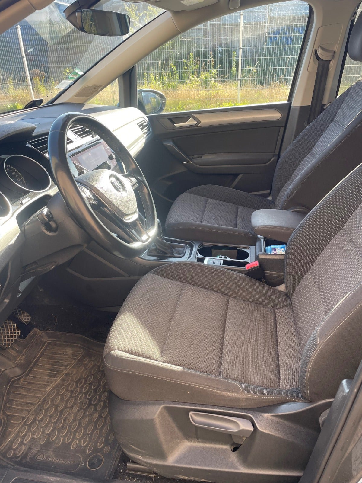 Grå VW Touran fra 2018