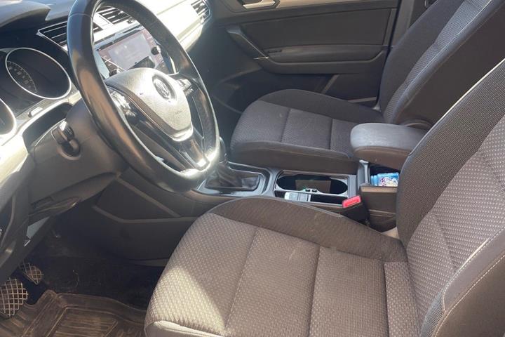Grå VW Touran fra 2018