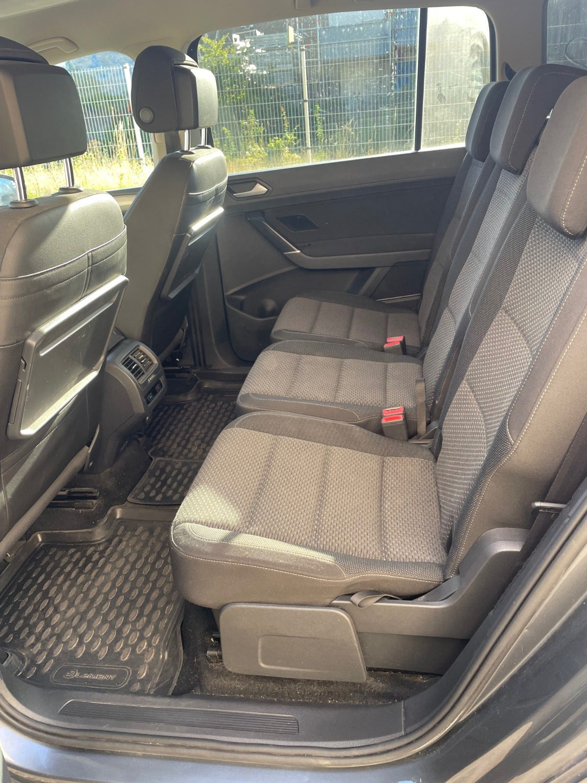 Grå VW Touran fra 2018