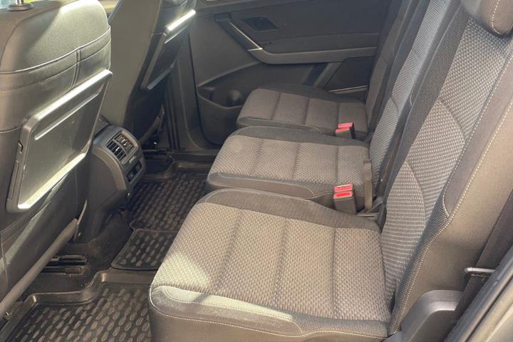 Grå VW Touran fra 2018