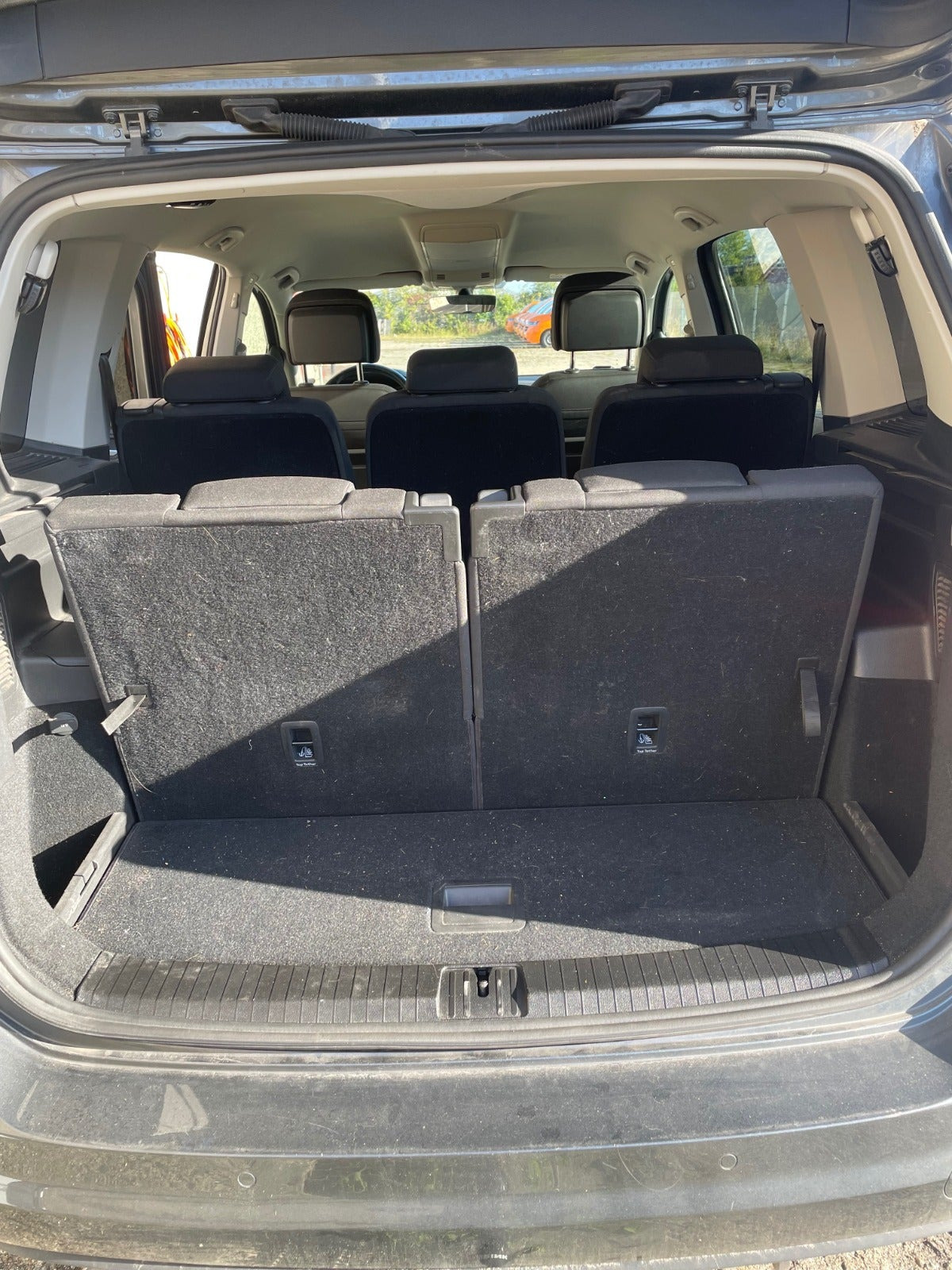 Grå VW Touran fra 2018