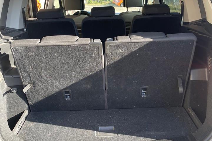 Grå VW Touran fra 2018