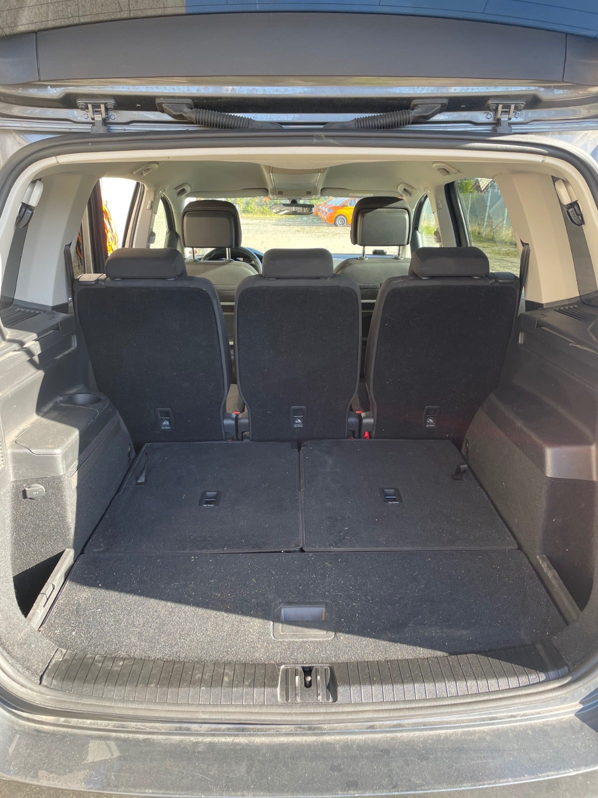 Grå VW Touran fra 2018