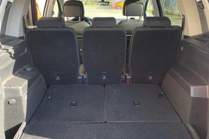 Grå VW Touran fra 2018