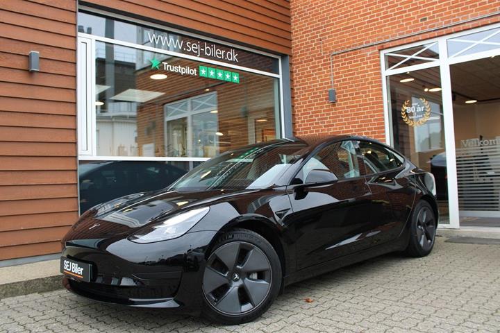 Sort Tesla Model 3 fra 2021