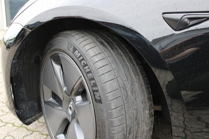 Sort Tesla Model 3 fra 2021