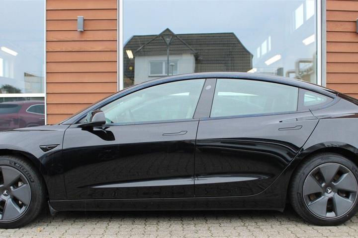 Sort Tesla Model 3 fra 2021