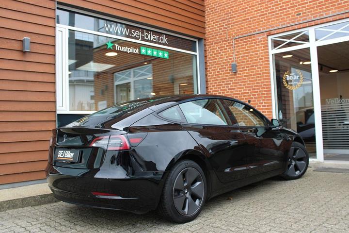Sort Tesla Model 3 fra 2021