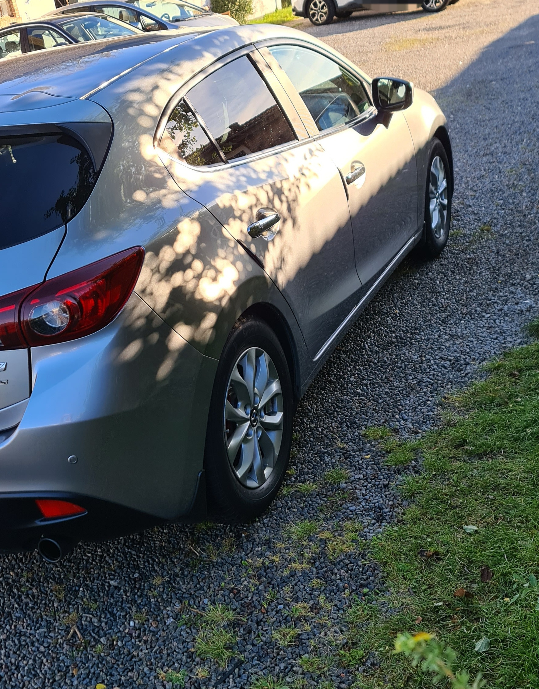 Grå Mazda 3 fra 2014