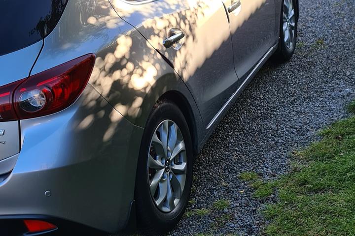 Grå Mazda 3 fra 2014