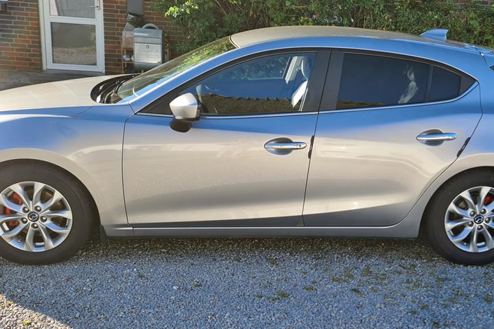 Grå Mazda 3 fra 2014