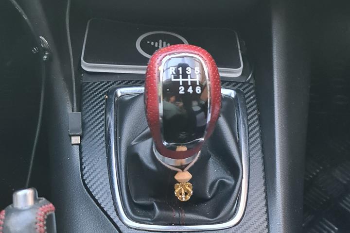 Grå Mazda 3 fra 2014