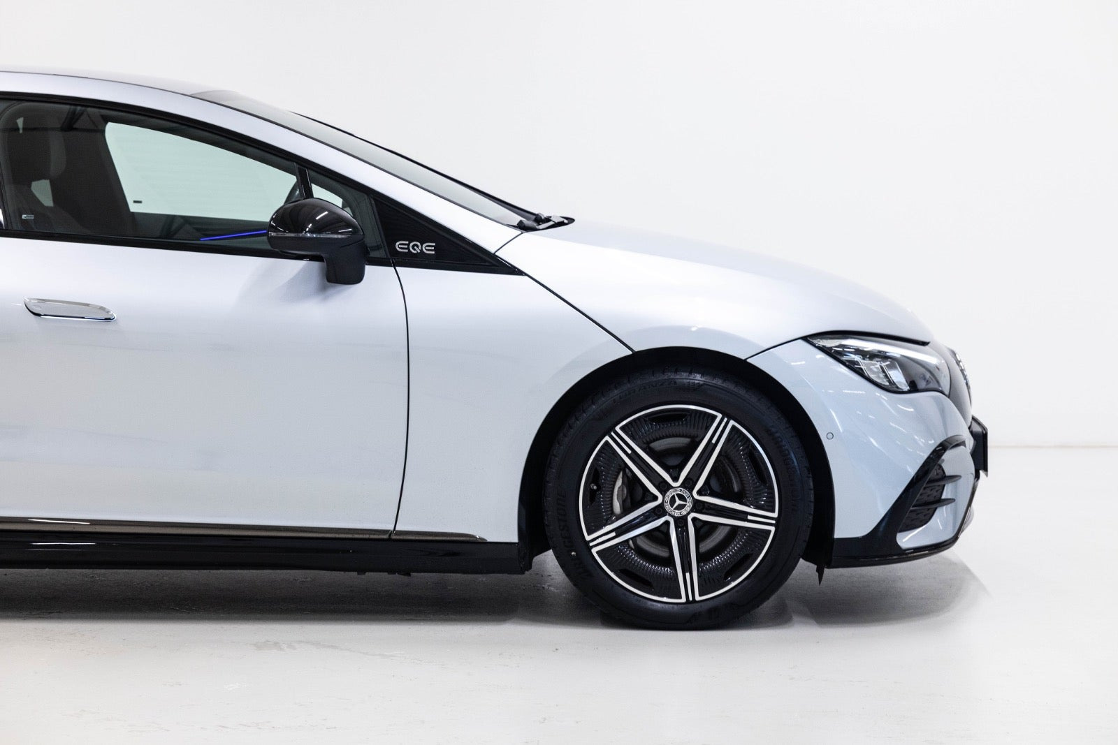 Sølv Mercedes EQE350 fra 2024
