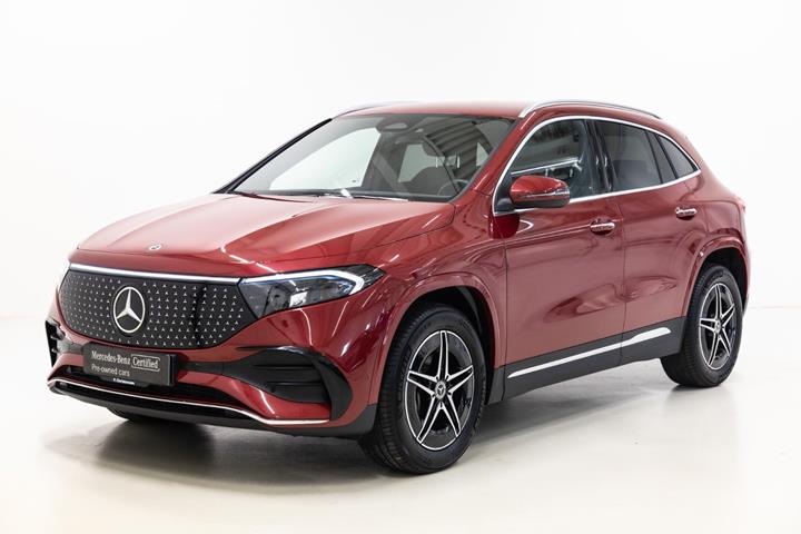 Rød Mercedes EQA250+ fra 2025 set udefra