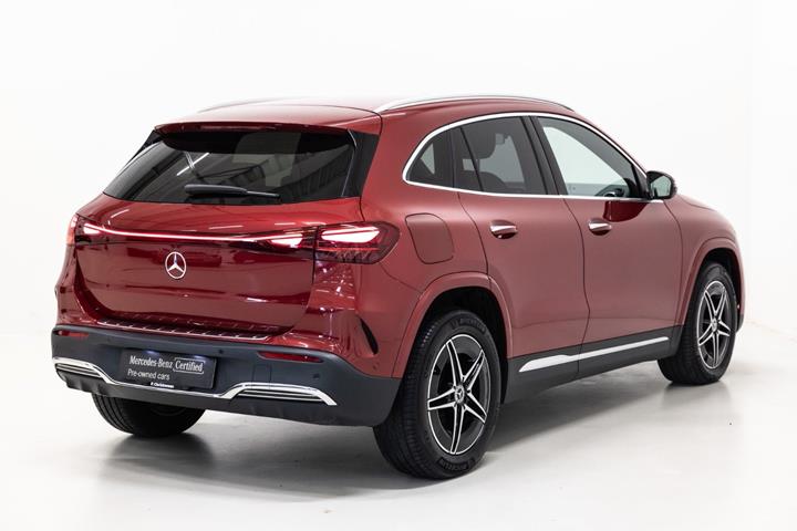 Rød Mercedes EQA250+ fra 2025