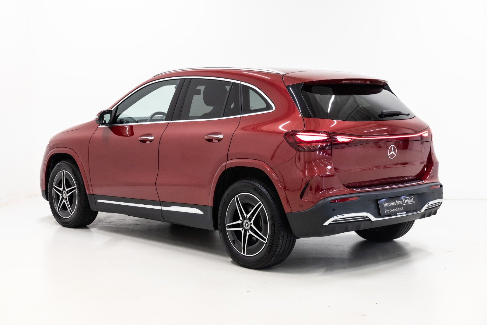 Rød Mercedes EQA250+ fra 2025