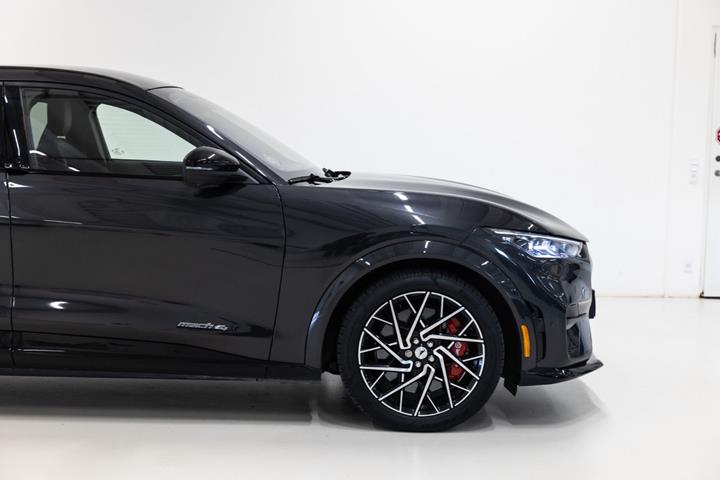 Grå Ford Mustang Mach-E fra 2022
