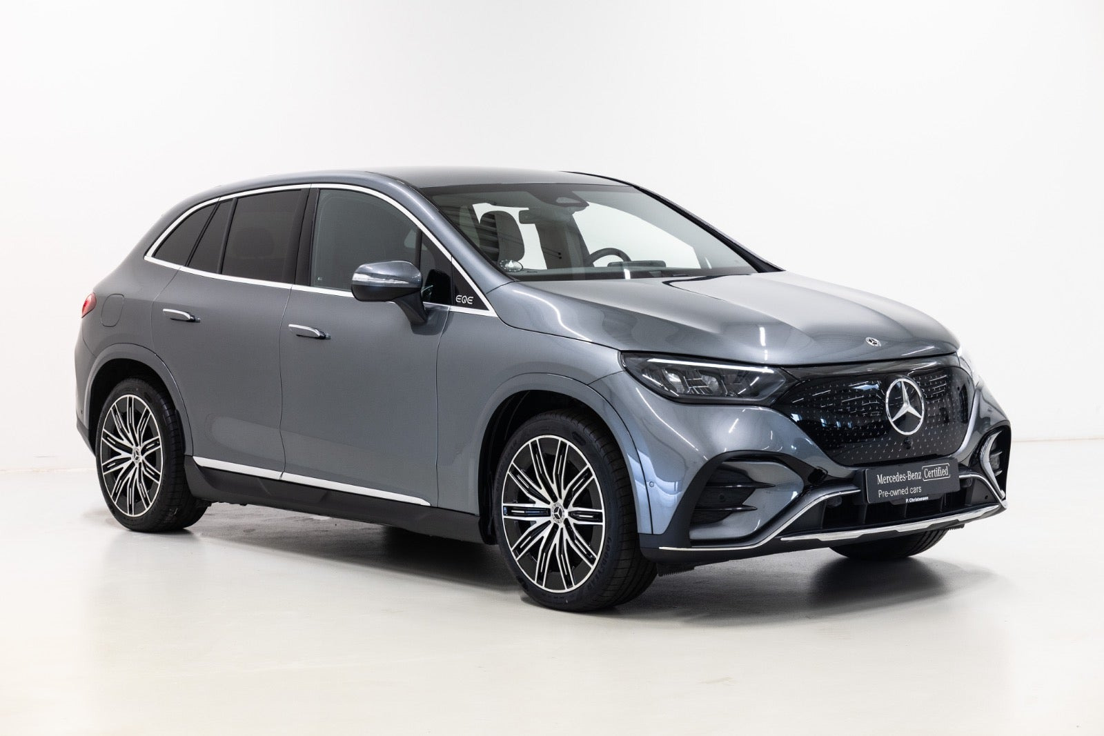 Grå Mercedes EQE350 SUV fra 2025