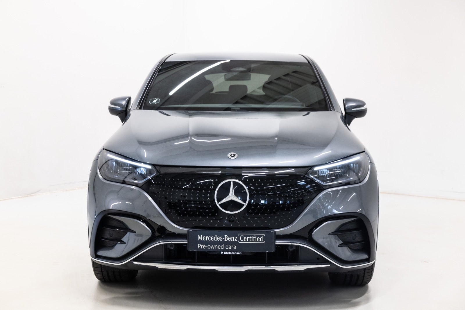 Grå Mercedes EQE350 SUV fra 2025