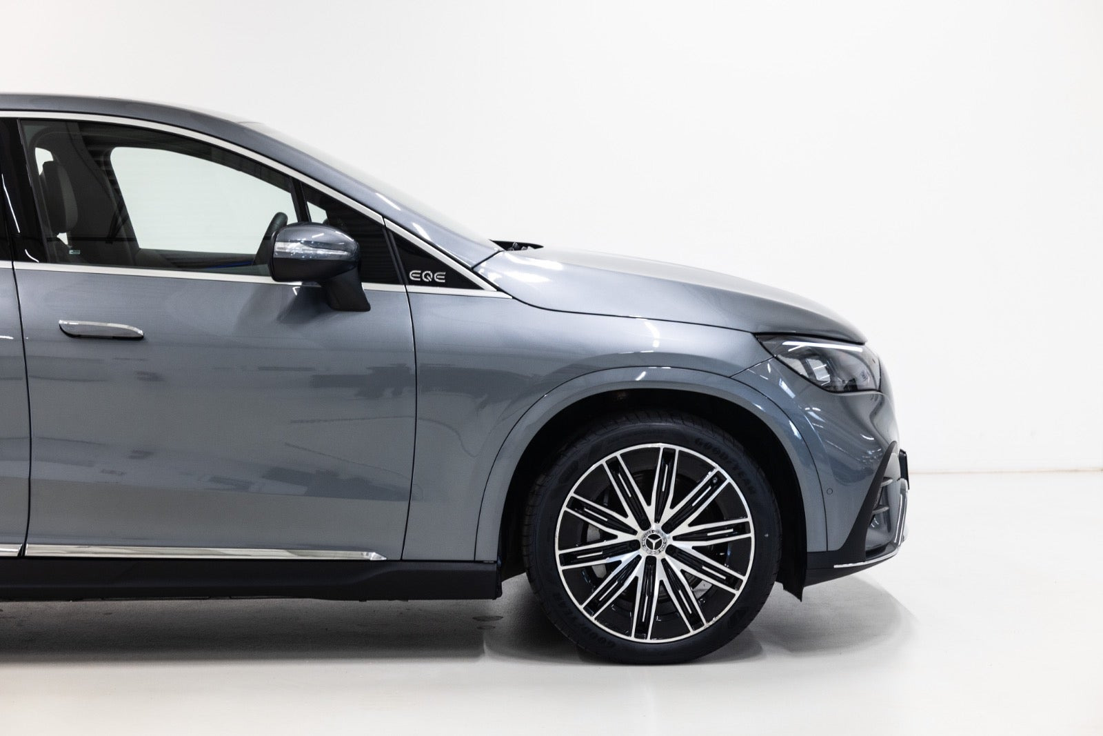 Grå Mercedes EQE350 SUV fra 2025