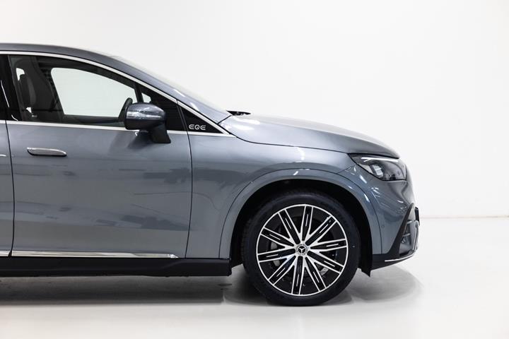Grå Mercedes EQE350 SUV fra 2025