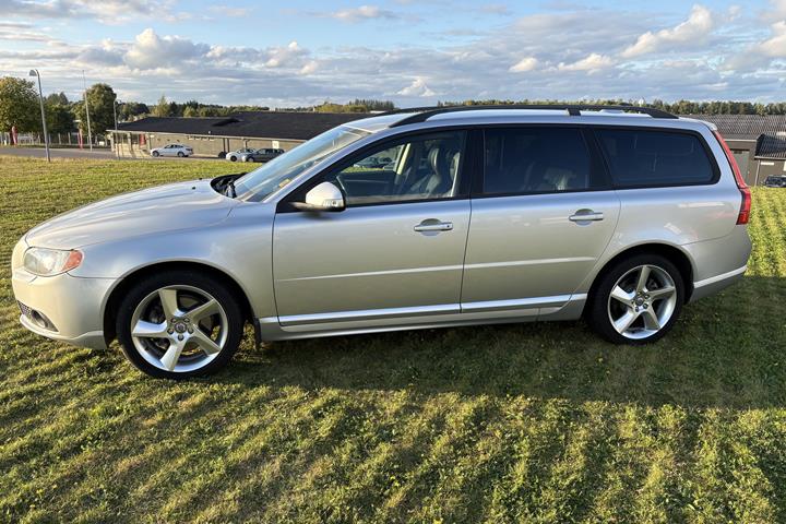 Sølv Volvo V70 fra 2008