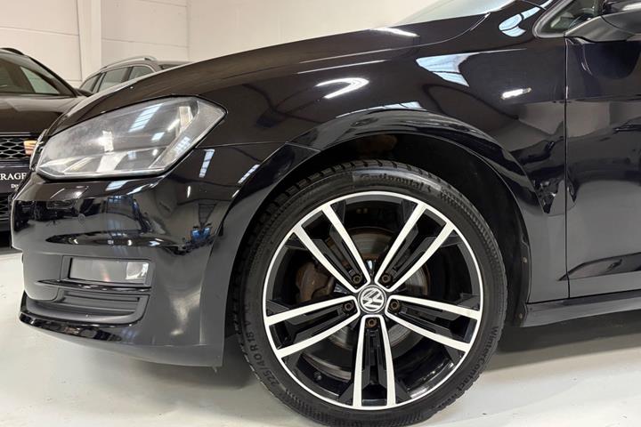 Grøn VW Golf VII fra 2014