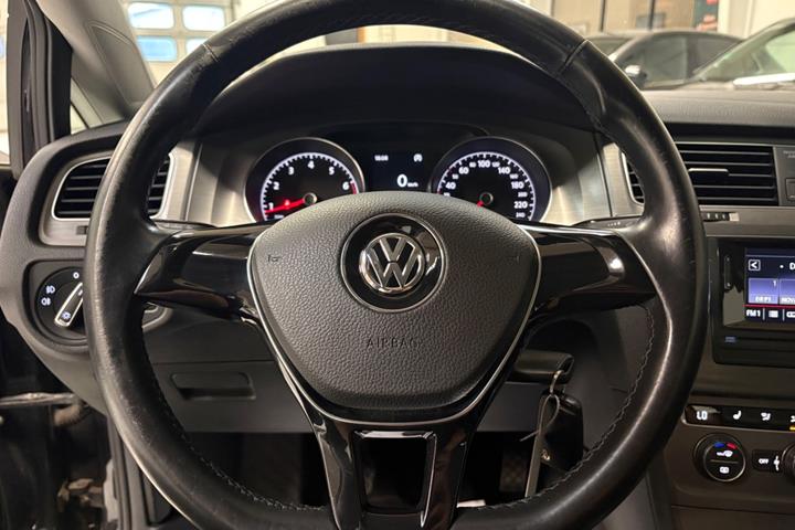 Grøn VW Golf VII fra 2014
