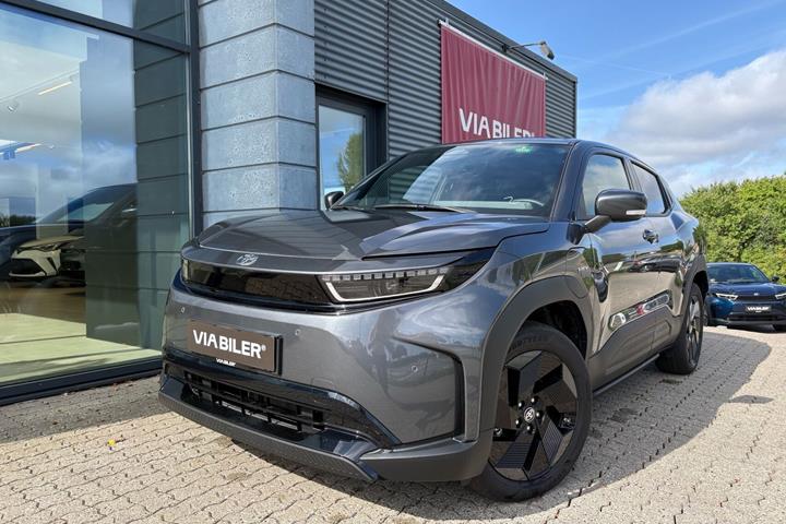 Grå Toyota Urban Cruiser fra 2025 set udefra