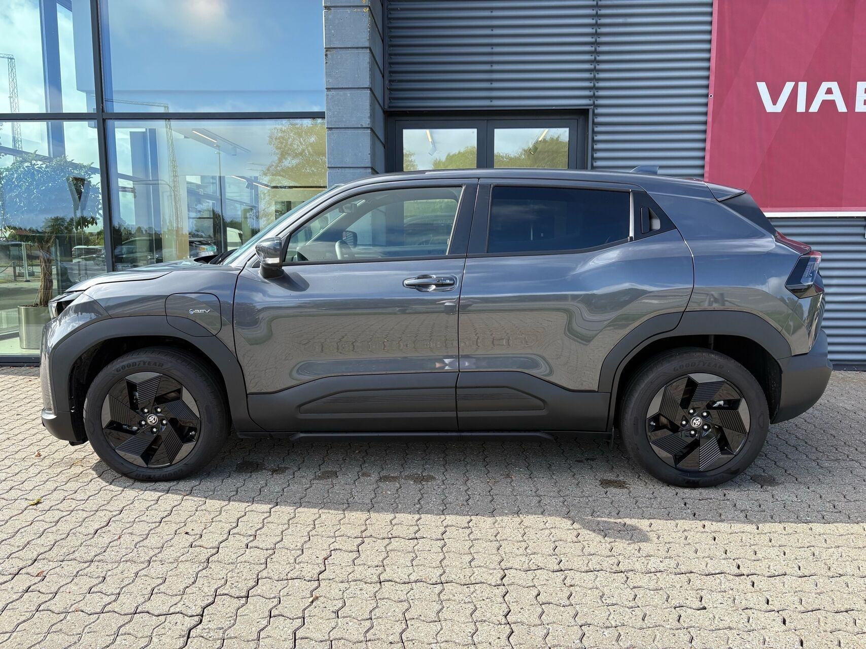 Grå Toyota Urban Cruiser fra 2025