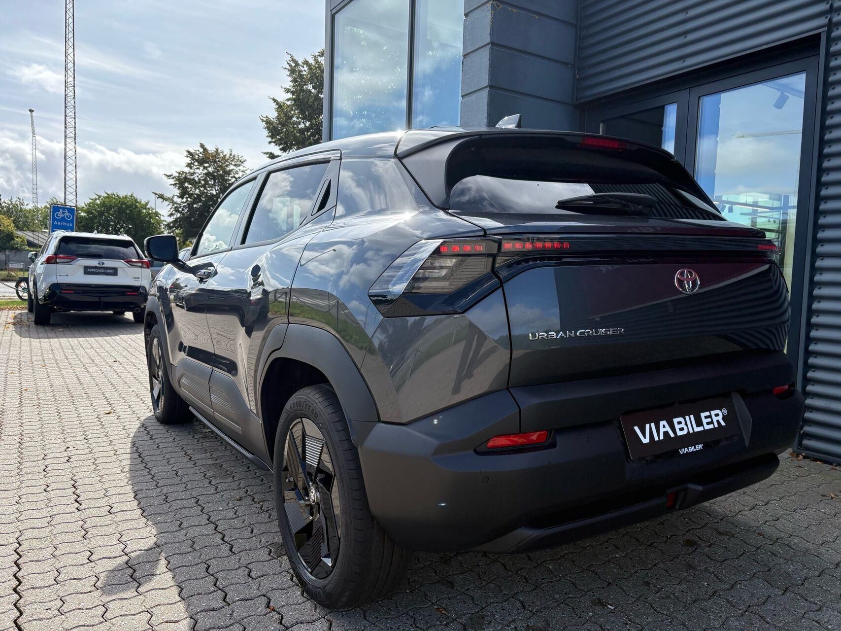 Grå Toyota Urban Cruiser fra 2025