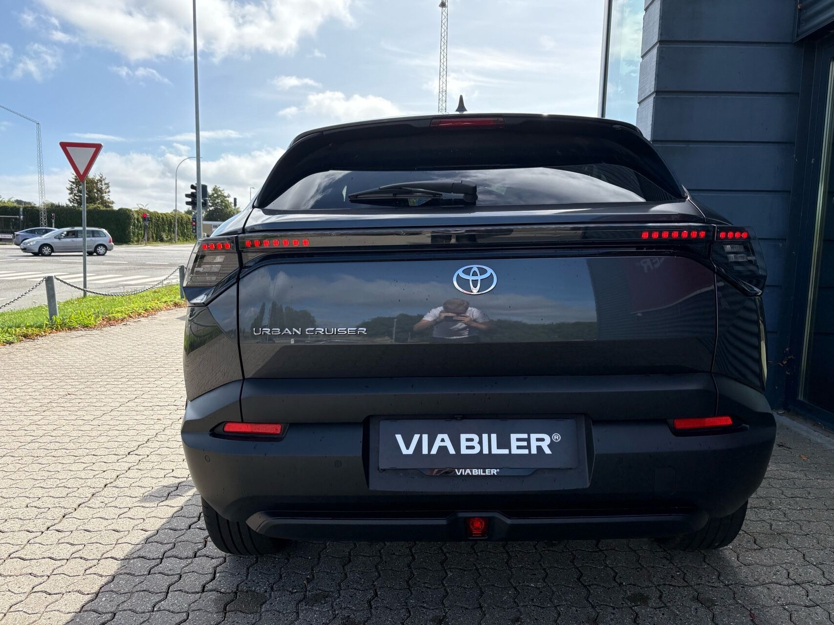 Grå Toyota Urban Cruiser fra 2025