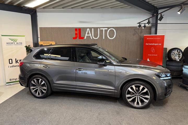 Grå VW Touareg fra 2021