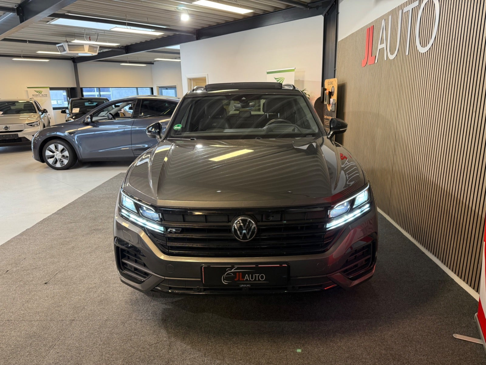 Grå VW Touareg fra 2021