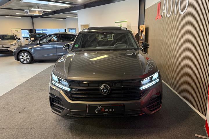 Grå VW Touareg fra 2021