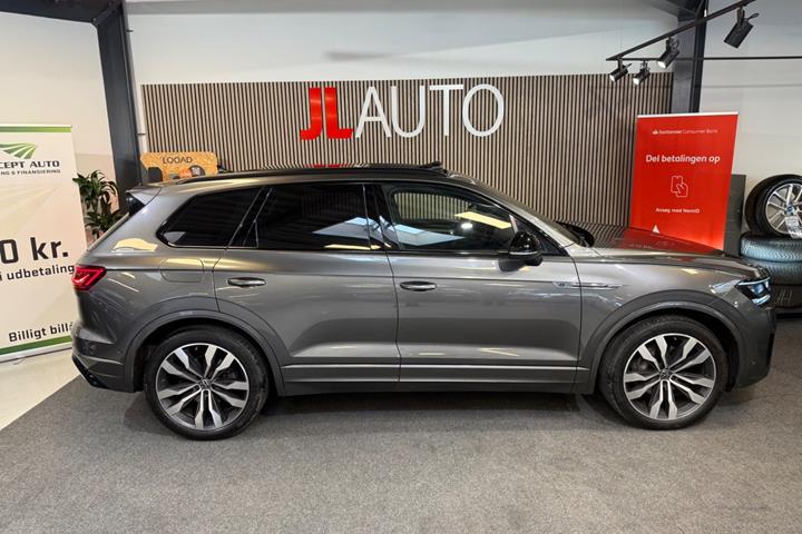 Grå VW Touareg fra 2021